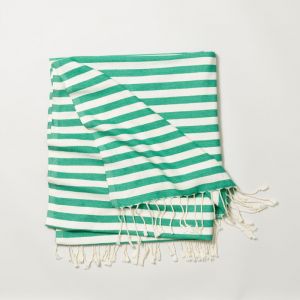 The Mare Lime Peshtemal Towel is made from a soft blend of 50% organic cotton and 50% recycled material. Comes in a matching bag. Size: 70”×36”